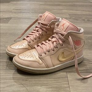 Air Jordan 1 mid SE Women's Blush Pink
Sneakers